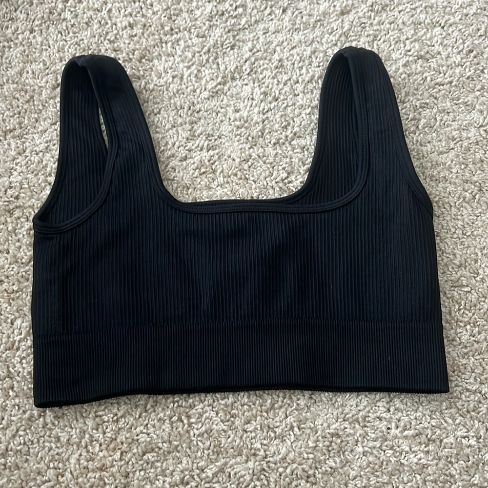 Size small sports bra . Gently worn 🤍